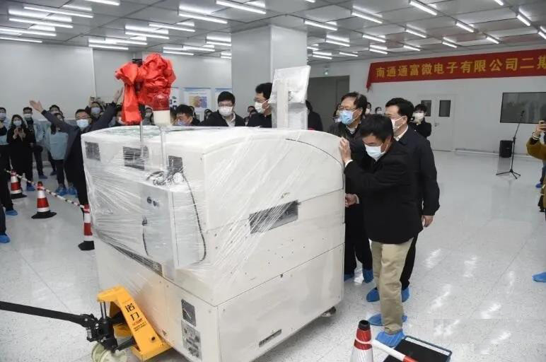 首台设备进场.jpg 首台设备进场.jpg